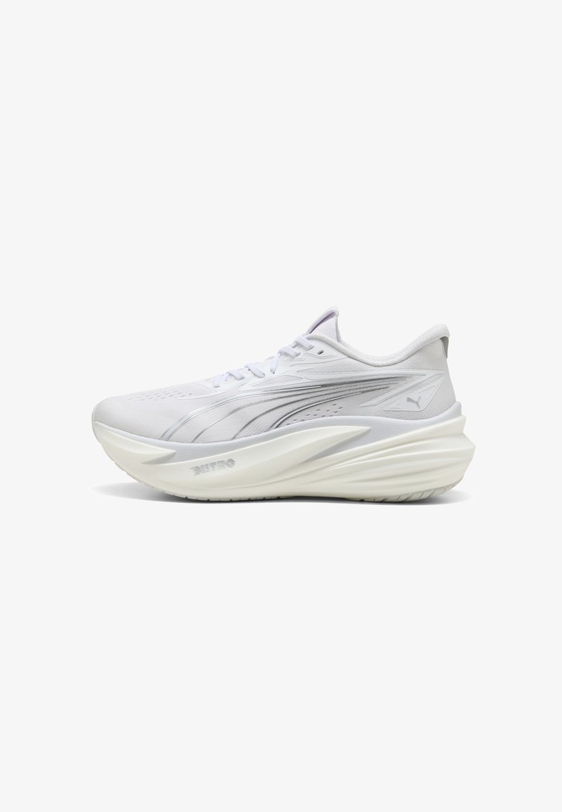 Baskets athlétiques blanches avec une semelle épaisse et incurvée et un logo sur le côté, conçues pour la course ou le sport, montrées de profil sur fond blanc.