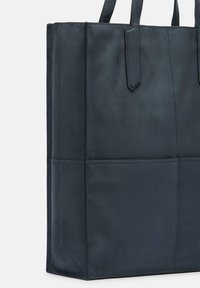 Borsa a tote in pelle blu con design strutturato, manici piatti e logo in rilievo. Texture liscia con cuciture visibili e dettagli in pannelli.