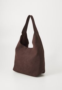 Borsa a spalla in suede marrone con silhouette morbida, ampia tracolla e dettagli di cucitura minimali. Texture morbida, design semplice.