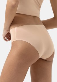 Beige nahtlose Hipster-Unterhose, aus weichem Stoff, mit niedrigem Bund und sauberen Kanten, ausgestattet mit einer glatten Textur und ohne sichtbare Hardware oder Muster.