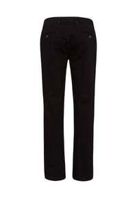 Schwarze Hose mit geradem Bein, hinten mit geknöpften Leistentaschen und Gürtelschlaufen, von hinten vor weißem Hintergrund gezeigt.