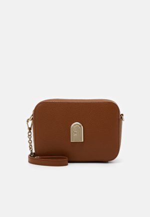 Sac bandoulière en cuir marron avec une surface texturée, une quincaillerie dorée, un accent de logo et une bandoulière chaîne détachable. Fermeture éclair.