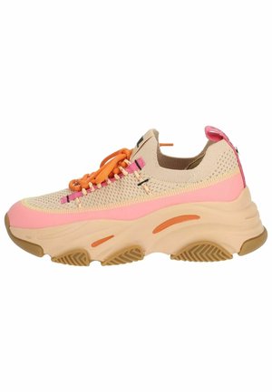 Maswny beżowy sneaker z różowymi akcentami, pomarańczowymi sznurowadłami i grubą, teksturowaną podeszwą, zaprojektowany do noszenia na co dzień.