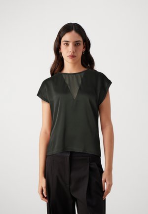 Donkergroene blouse met korte mouwen, voorzien van een getextureerd V-vormig paneel aan de voorkant en een ontspannen pasvorm. Vloeiende stof met een subtiele glans.