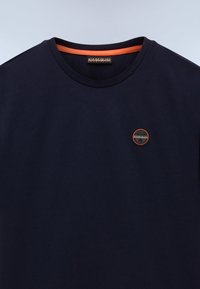 Marineblauwe katoenen T-shirt met een ronde halslijn, voorzien van een oranje accent bij de kraag en een ronde logo-applicatie op de voorkant.