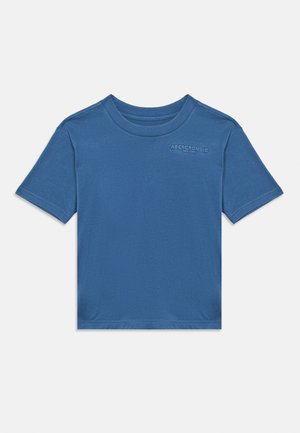 Niebieski t-shirt z krótkim rękawem i okrągłym dekoltem, z małym logo Abercrombie New York na górnej lewej stronie klatki piersiowej, rozłożony na białym tle.