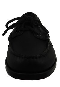 Chaussure bateau en cuir noir, bout rond, design à lacets, couture visible le long du bord, texture lisse, semelle noire plate.