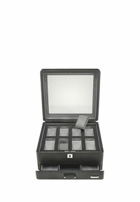 Boîte à bijoux en cuir noir avec un couvercle transparent, intérieur en velours gris, 10 compartiments pour les bagues, et un tiroir coulissant en bas.