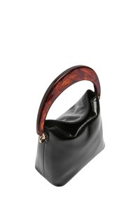 Czarna skórzana torebka z zakrzywionym uchwytem w stylu żółwia, cechująca się miękkim, zwisającym kształtem oraz gładką teksturą. Akcenty w kolorze złotym.