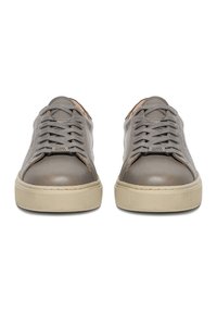 Graue Sneaker aus Leder mit runder Zehenpartie, Schnürverschluss, kontrastierender beiger Gummisohle und minimalem Branding an der Zunge.