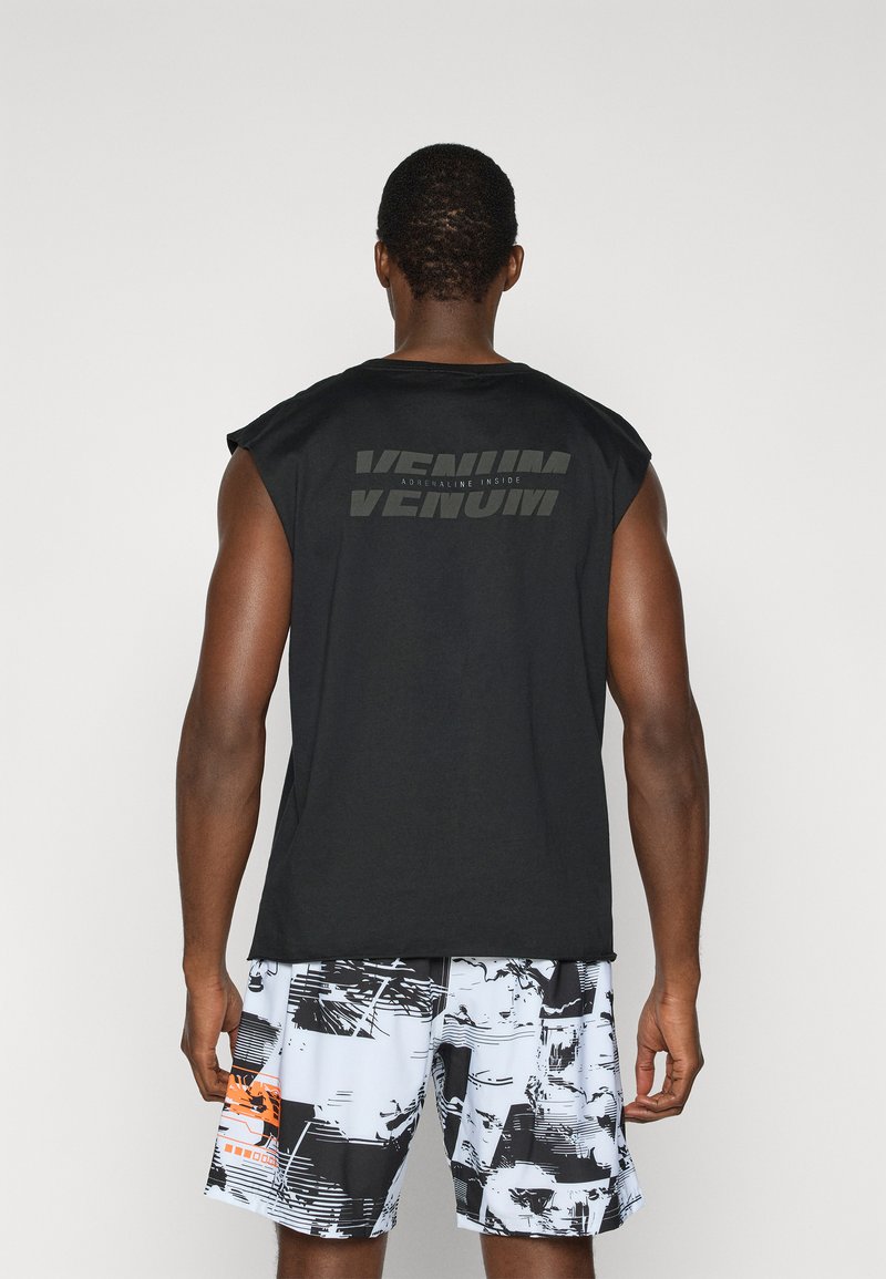 Débardeur noir avec le logo "VENUM" imprimé en gris foncé dans le dos. Assorti à un short noir et blanc à motifs avec des accents orange.