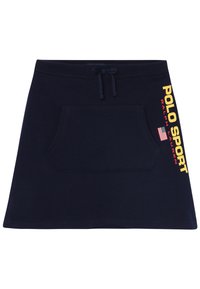 Falda sudadera azul marino con un bolsillo delantero, cintura ajustable con cordón y gran texto "POLO SPORT" en amarillo en el lado, acentuado con detalles en rojo.