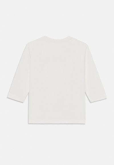 Vit långärmad t-shirt gjord av mjukt tyg. Har rund halsringning och rak passform. Inga synliga mönster eller metalldetaljer.