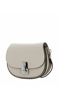 Sac bandoulière en cuir beige avec rabat arrondi, fermoir en métal argenté et bordure noire contrastante, présentant une texture lisse et des lignes épurées.