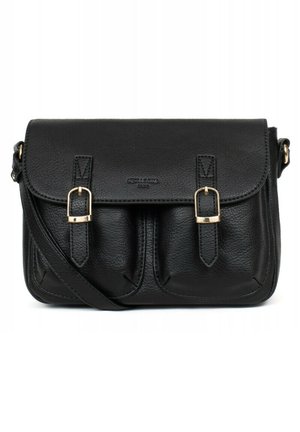 Borsa a tracolla nera in pelle con chiusura a pattina, due tasche frontali, hardware dorato e superficie testurizzata. Cinghia regolabile inclusa.