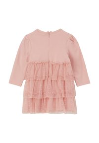 Růžové šaty s dlouhým rukávem, které mají přiléhavý korzet a tři vrstvy volánků z puntíkovaného tylu na sukni, s uzávěrem na zip na zadní straně.