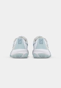 Hvite og lyseblå treningssko med mesh-overdel, teksturert hæl og mønstret gummi-såle, med minimale merkevarefunksjoner.