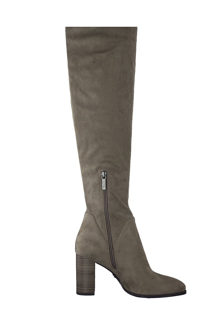 Botte en suède vert olive montant jusqu'au genou, avec un bout arrondi, une fermeture éclair sur le côté et un talon épais. Texture lisse avec des accents cousus.