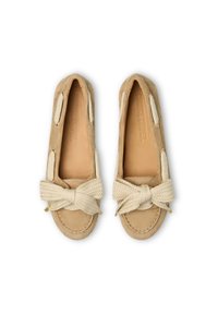 Scarpe in suede beige con un accento a fiocco intrecciato color crema. Punta arrotondata, stile slip-on e dettagli di cucitura a vista. Interno in pelle liscia.