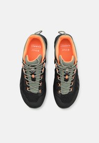 Scarpe da trekking nere con ricami grigi, fodera interna arancione, tomaia in mesh e lacci riflettenti. Presentano una suola robusta per una buona aderenza.