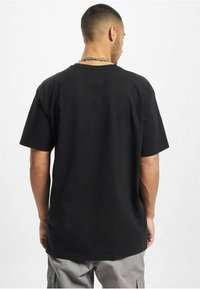 Upscale by Mister Tee T-shirts print - black