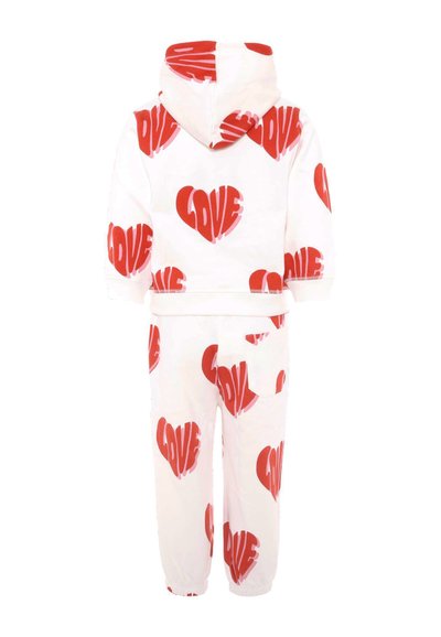 Set di felpa e pantaloni bianchi con grande cuore rosso e stampa "LOVE", dotato di cappuccio e polsini a coste, texture morbida.