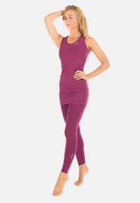 Prilagojen komplet aktivne obleke v temno vijolični barvi, ki vsebuje brezrokavni top in leggins. Gladek material z diskretno nabiranjem na pasu.