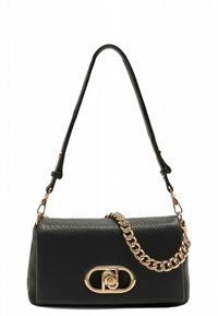 Schwarze Lederhandtasche mit strukturierter Oberfläche, ausgestattet mit einem goldfarbenen Kettenriemen und einem markanten ovalen Logo-Emblem.