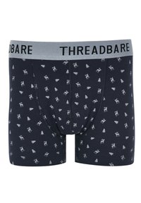 Blå boxerkalsonger med en grå midja som har texten "THREADBARE". Tyget har ett upprepande mönster av små älgar och tallar.