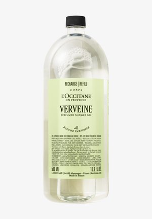 Recharge en bouteille plastique transparente de gel douche parfumé L'Occitane Verveine avec bouchon noir et étiquette vert pâle, volume 500 ml.