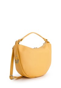 Gelbe Lederhandtasche mit gebogener Form, strukturiertem Oberflächen, kurzem Griff und verstellbarem Schulterriemen. Mit silbernen Akzenten.