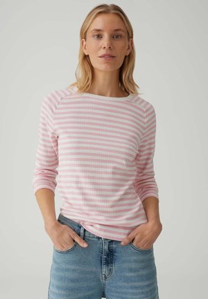 Roze- en witgestreept shirt met lange mouwen, geribbelde textuur en ronde hals, gecombineerd met denim short.