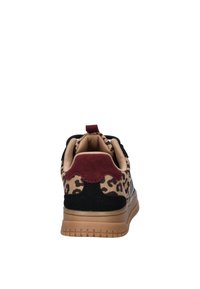 Sneaker met luipaardprint, zwarte en bordeauxrode suède accenten, een tan gekleurde binnenvoering en een dikke tan rubberen zool, gezien vanaf de achterkant.