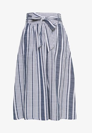 Jupe rayée en bleu et blanc, avec une ceinture à nouer et une silhouette fluide, en texture douce et longueur genoux.