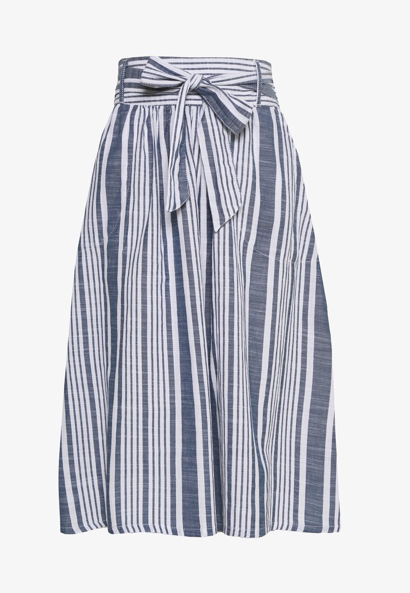 Falda a rayas en azul y blanco, con una cinturilla anudada y una silueta fluida, de textura suave y diseño a la altura de la rodilla.