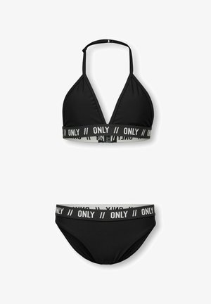Zwarte tweedelige bikini met haltertop en slipje, voorzien van elastische bandjes bedrukt met "ONLY" in witte hoofdletters.
