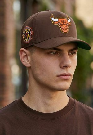 Mitchell & Ness, PRO CROWN   CHICAGO BULLS - Cap - brown