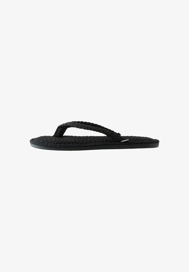 Sandale tongs noire en tissu tressé avec semelle texturée et bride entre les orteils, vue de côté sur fond blanc.