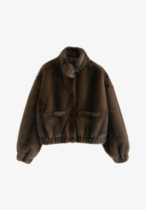 Brun faux fur cropped jakke med høj krave, elastisk talje og to forlommer. Blød, fluffy tekstur og afslappet pasform.