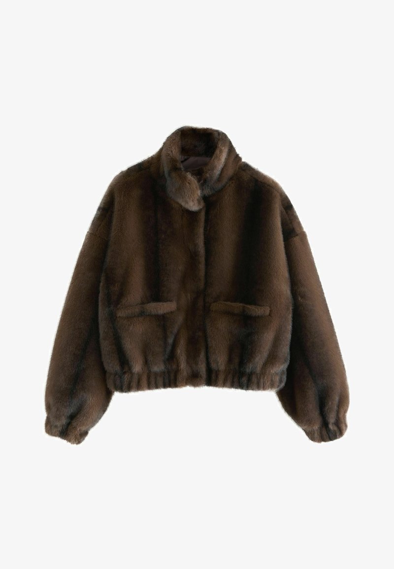 Bruine nep bont cropped jack met een hoge kraag, elastische tailleband en twee voorzakken. Zachte, donzige textuur en een relaxte pasvorm.