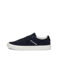 Zapatillas de ante azul marino con suela de goma blanca. Cuenta con cordones, logo en el costado y un collar acolchado para mayor comodidad. Diseño minimalista, estilo casual.