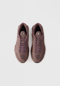 Burgundi sportiniai bateliai su raišteliais, turintys tekstūruotą tinklinę viršutinę dalį, perforuotus akcentus ir paminkštintą padas.