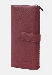 Burgundy läderplånbok med texturerad yta, med dragkedjestängning och knappslut för säker förvaring.