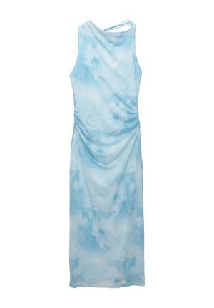 Abito senza maniche di colore azzurro chiaro realizzato in tessuto morbido con un motivo tie-dye che ricorda le nuvole, caratterizzato da un design drappeggiato e arricciature laterali.