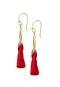 Pendientes de aro en tono dorado con borlas rojas hechas de hilo texturizado, con un diseño de gancho simple para un ajuste seguro.