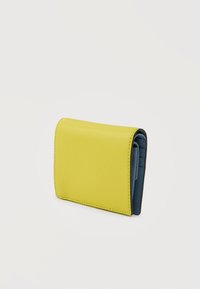Portefeuille compact en cuir jaune et bleu plié, montrant une surface texturée et des coutures soignées sur un fond blanc.