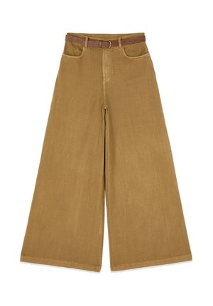 Brązowe spodnie z szerokimi nogawkami z przednimi kieszeniami i dopasowanym brązowym paskiem, przedstawione na płasko na białym tle.