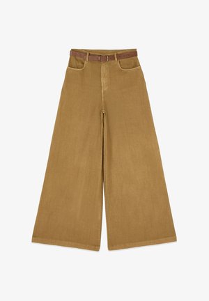 Brązowe spodnie z szerokimi nogawkami z przednimi kieszeniami i dopasowanym brązowym paskiem, przedstawione na płasko na białym tle.