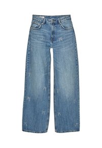 Világos kék, bő szabású farmernadrág, hímzett masni mintával, öt zseb elrendezéssel és gombos, cipzáras záródással.