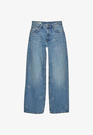 Vaaleansiniset leveälahkeiset farkut, joissa on brodeeratut rusetti-kuviot, viiden taskun muotoilu ja nappi- sekä vetskari-kiinnitys.